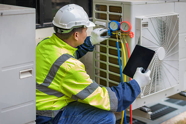 Professional Hvac technician working in Bloomfield, IN